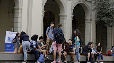 Grupo de alumnos en la UC. Foto Dirección de Comunicaciones