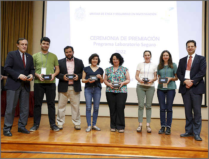 imagen correspondiente a la noticia: "Más de 40 laboratorios fueron reconocidos en nueva ceremonia del "Programa Laboratorio Seguro UC""