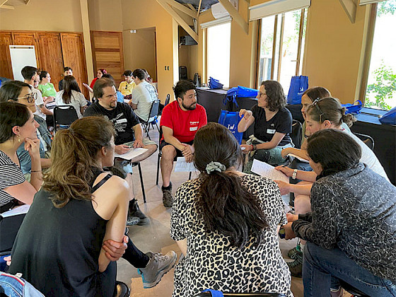 A group of 10 people are talking as an activity of the Immersion Experience of English for Life.