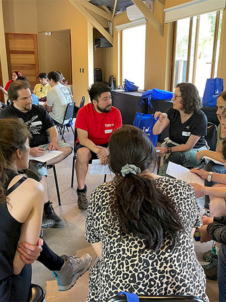 A group of 10 people are talking as an activity of the Immersion Experience of English for Life.