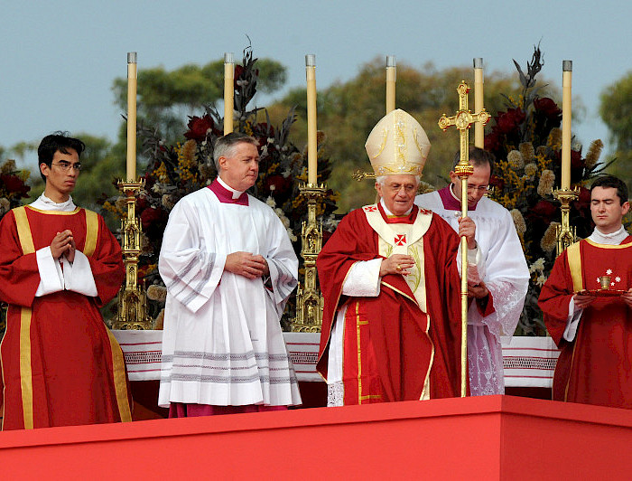 sacerdotes y religiosos hombres, de pie, vestidos con indumentaria católica