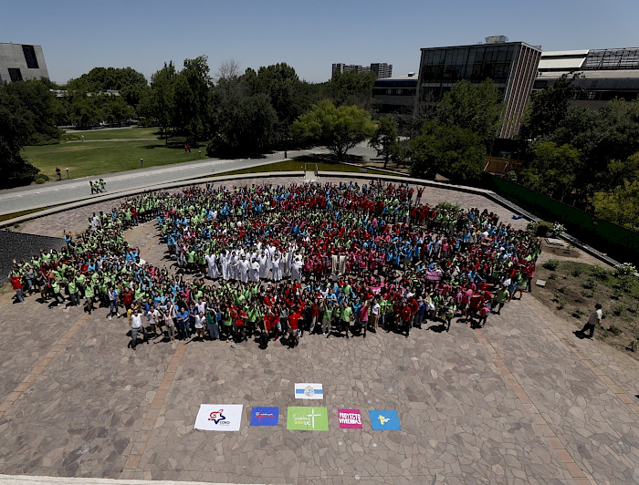 1.100 personas de pie, la imagen es tomada desde altura