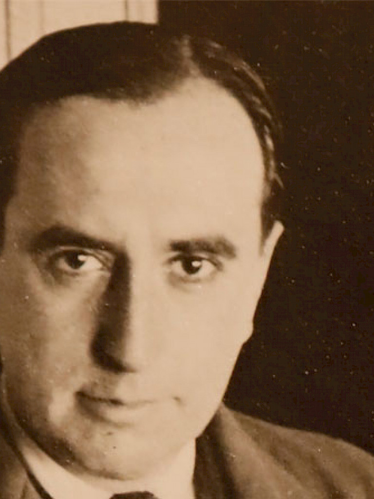 The Chilean writer and poet Vicente Huidobro is posing with a serious face. The photography is sepia.