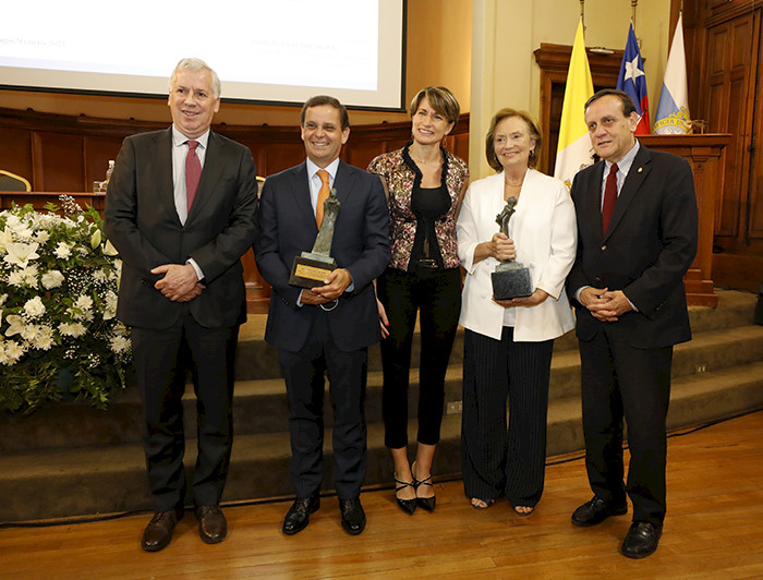 imagen correspondiente a la noticia: "Vivianne Blanlot y Alfonso Swett reciben el Premio Trayectoria Ingeniería Comercial UC 2022"
