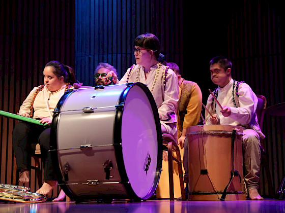 Jóvenes tocando instrumentos musicales