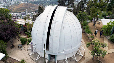 Domo blanco del observatorio Foster. Al fondo la ciudad de Santiago.