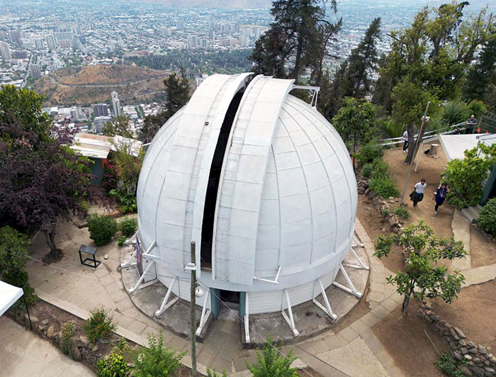Domo blanco del observatorio Foster. Al fondo la ciudad de Santiago.