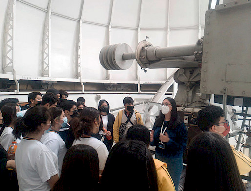 Estudiantes del Colegio Eleuterio Ramírez, dentro del domo del observatorio.