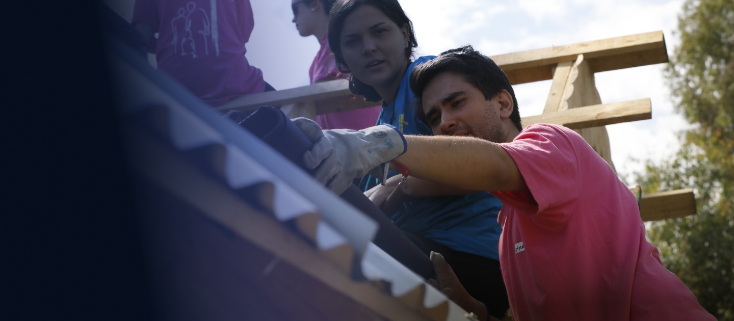 Jóvenes voluntarios construyendo una vivienda.