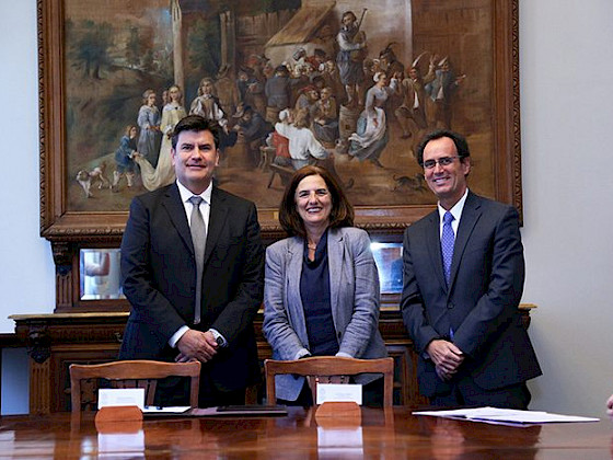 Superintendente Ronaldo Bruna, la vicerrectora de Comunicaciones Paulina Gómez y el decano de Ingeniería Juan Carlos de la Llera