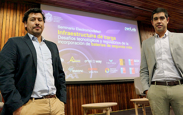 Los académicos Félix Rojas y Javier Pereda.