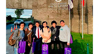 El equipo ganador posando en el frontis de la Universidad San Sebastián.