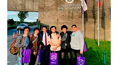 El equipo ganador posando en el frontis de la Universidad San Sebastián.