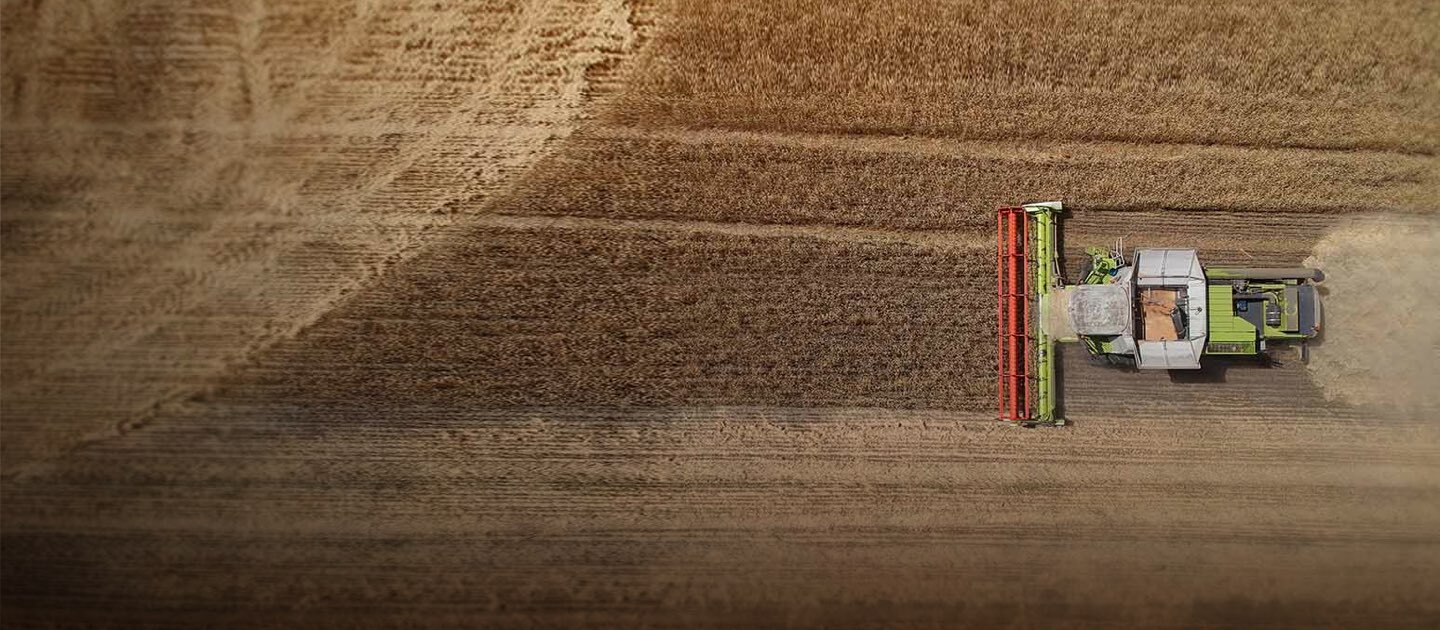 Maquinaria agrícola pasa por un campo