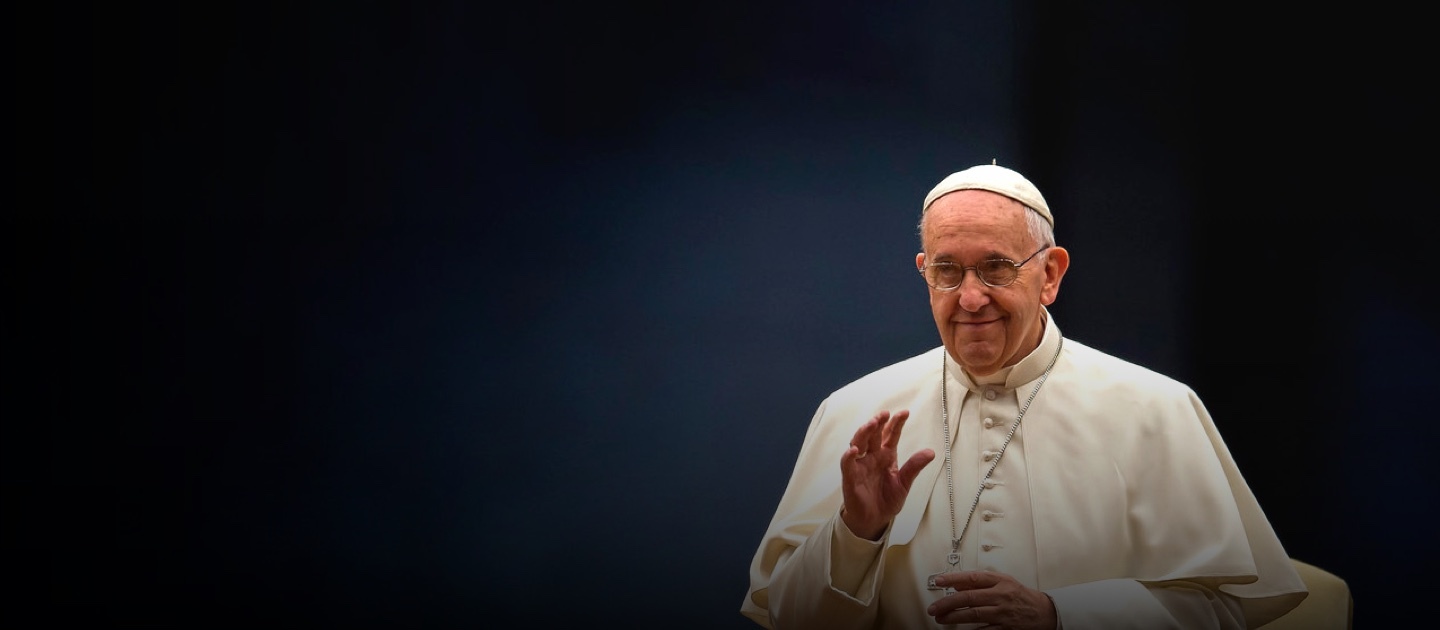 Papa Francisco con una mano en alto