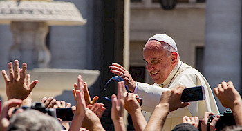 Papa Francisco saludando a la multitud con manos elevadas