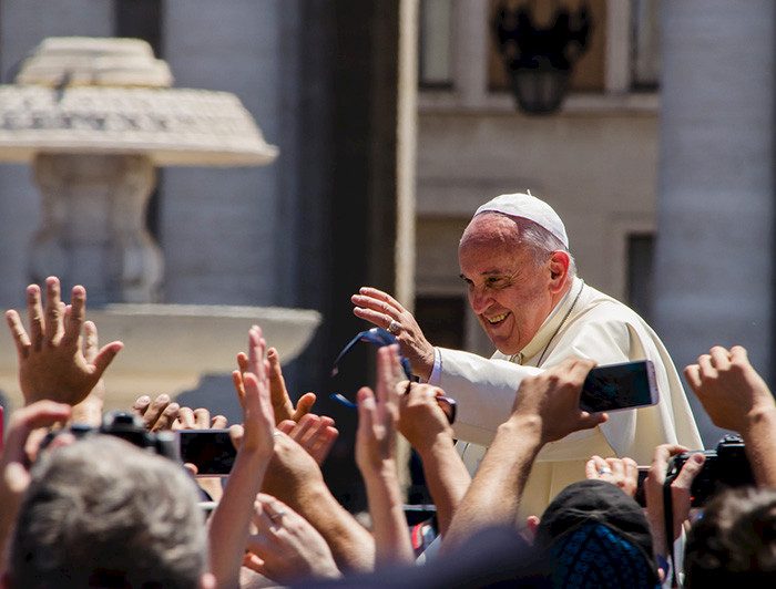 Papa Francisco saludando a la multitud con manos elevadas