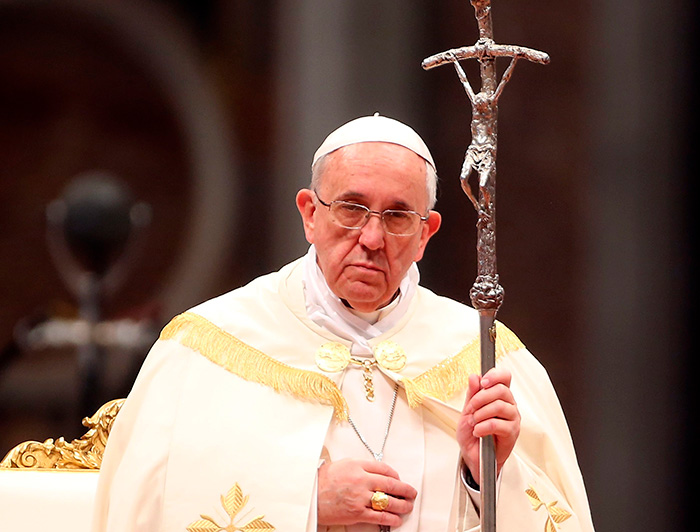 Papa Francisco sosteniendo un báculo con la cruz.