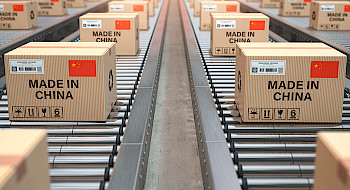 Cajas de cartón que dicen "Made in China" sobre una cinta transportadora