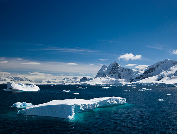 Iceberg y costa antártica de fondo