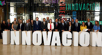 Grupo de personas detrás de la palabra "innovación"