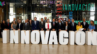 Grupo de personas detrás de la palabra "innovación"