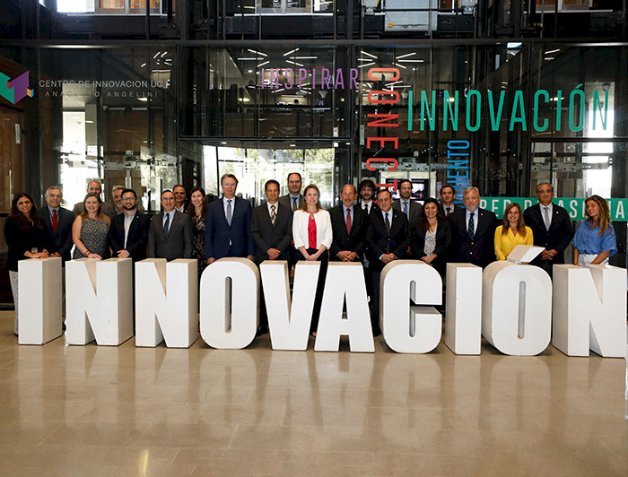 Grupo de personas detrás de la palabra "innovación"