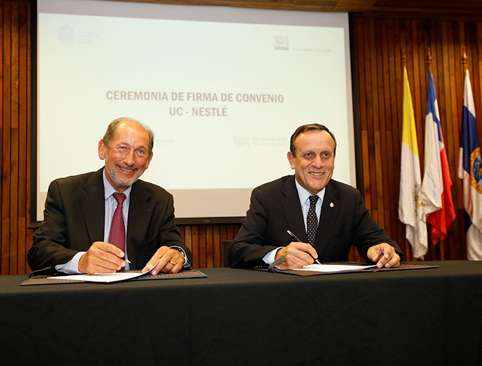 Paul Bulcke, Chairman de Nestlé y el rector UC Ignacio Sánchez firman convenio