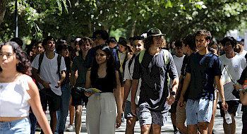 Alumnos saliendo del campus San Joaquín.- Foto Dirección de Comunicaciones