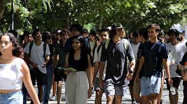 Alumnos saliendo del campus San Joaquín.- Foto Dirección de Comunicaciones