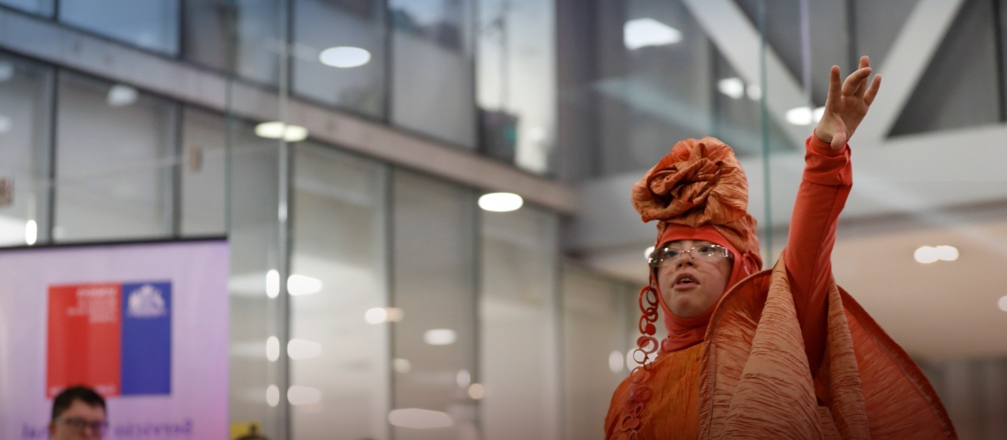 Actor con discapacidad cognitiva en una obra de teatro levantando la mano