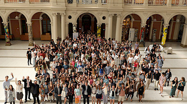 The photography shows a big group of international students from 33 different countries and academics from UC Chile.