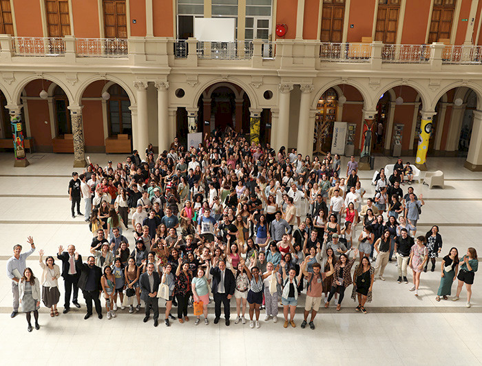 The photography shows a big group of international students from 33 different countries and academics from UC Chile.