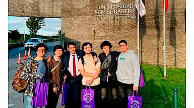The winner team (Dr. Emilio Farfán, Felipe Araya, Manuel Barroilhet, Francisco Cornejo, Agustín Gutiérrez and Matías Vergara) is posing in front of the Universidad San Sebastián.