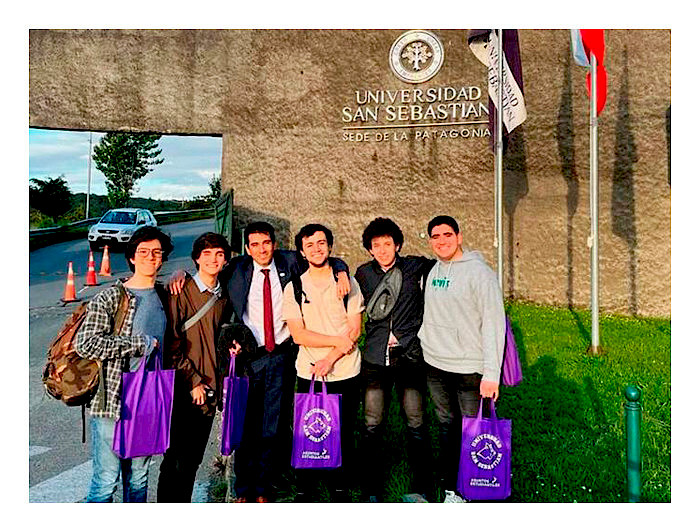 The winner team (Dr. Emilio Farfán, Felipe Araya, Manuel Barroilhet, Francisco Cornejo, Agustín Gutiérrez and Matías Vergara) is posing in front of the Universidad San Sebastián.