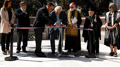 Rector Ignacio Sánchez corta la cinta inaugural de la plaza junto a un grupo de personas.