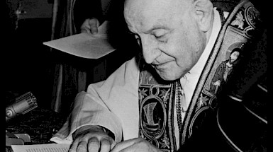 Imagen en blanco y negro de Juan XXIII escribiendo