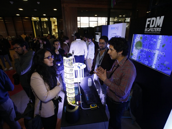 Jóvenes mostrando sus proyectos en concurso Brain Chile