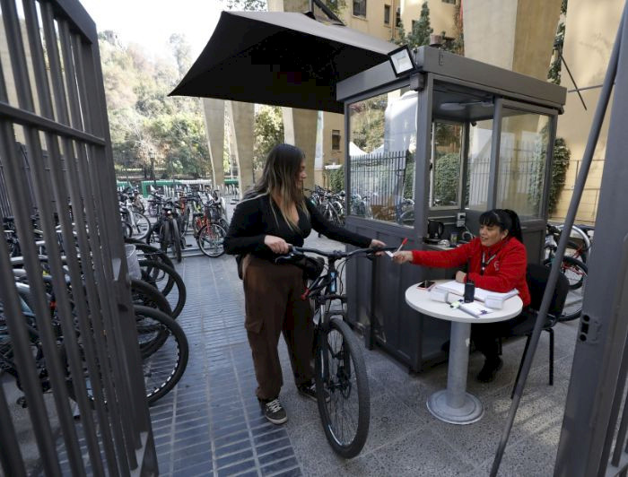 imagen correspondiente a la noticia: "Habilitan nuevo y amplio cicletero en Casa Central las 24 horas del día"