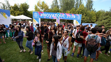 Estudiantes disfrutando de la feria de bienvenida a novatos UC 2019