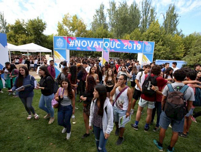 Estudiantes disfrutando de la feria de bienvenida a novatos UC 2019 