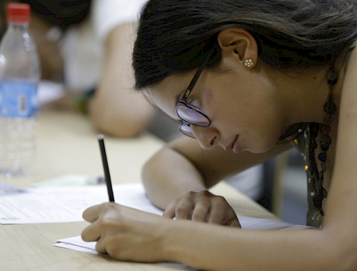 Estudiante en sala de clases