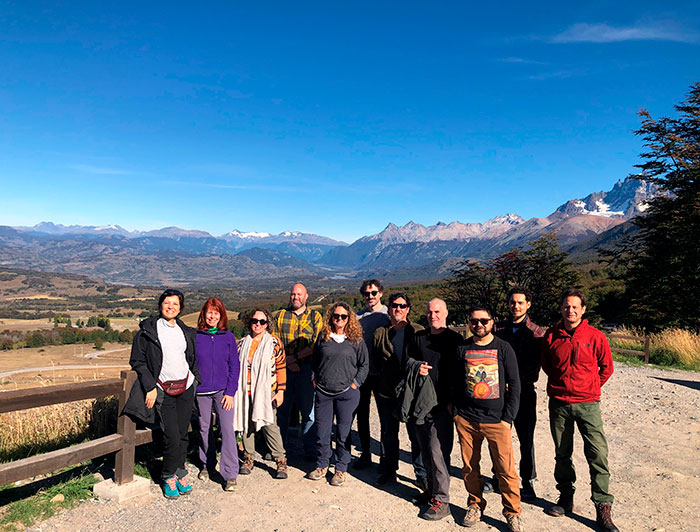 Comitiva UC en Patagonia con montañas de fondo