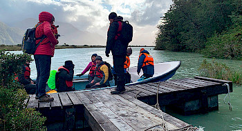 Comitiva UC subiéndose a un bote en Bahía Exploradores