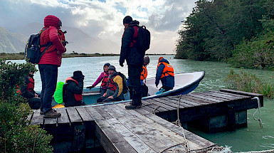 Comitiva UC subiéndose a un bote en Bahía Exploradores