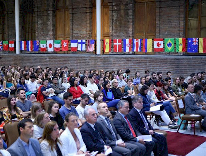 Alumnos extranjeros en Salón Fresno del Centro de Extensión UC