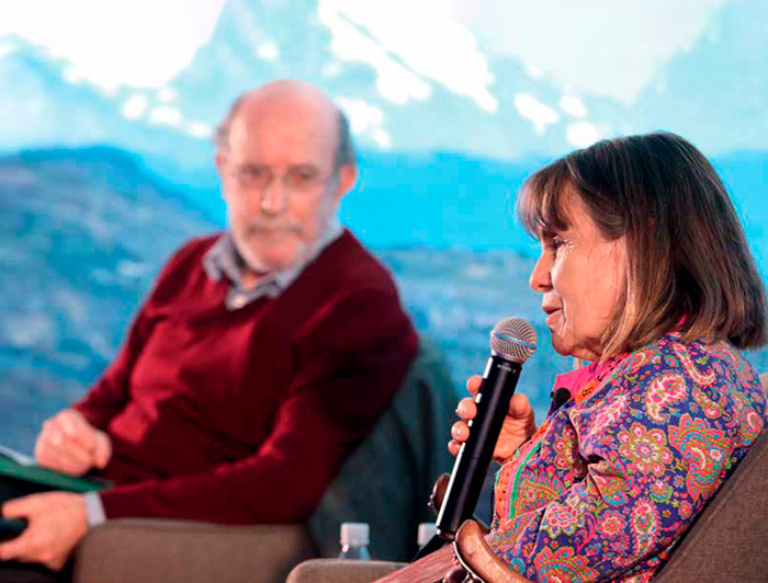 Patricia May hablando en una conferencia junto a Miguel Laborde