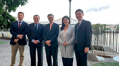 Authorities from UC Chile and NUS are posing for the camera.