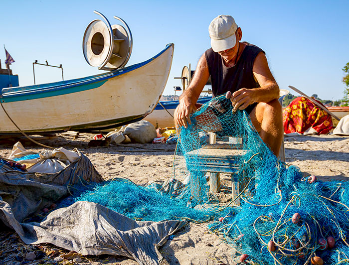 Pescador artesanal trabajando con una red