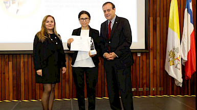 Premiación de la Dra. Susan Bueno.- Foto Dirección de Comunicaciones.